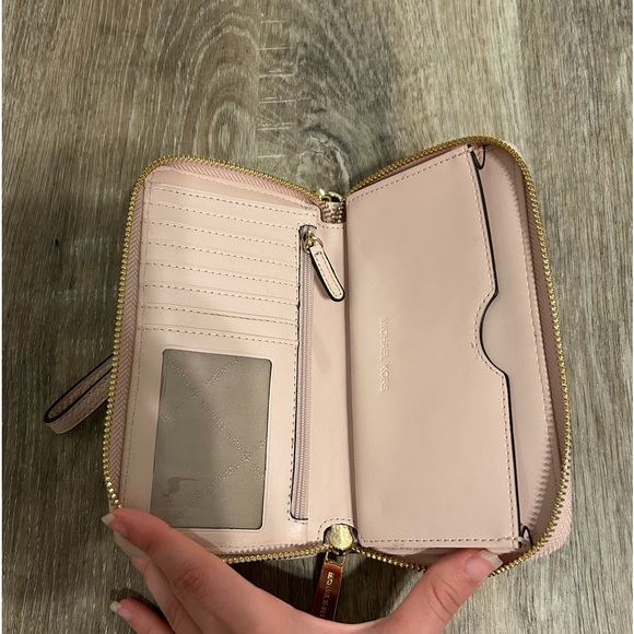 Michael Kors wallet w/ wristlet - Picture 4 of 6